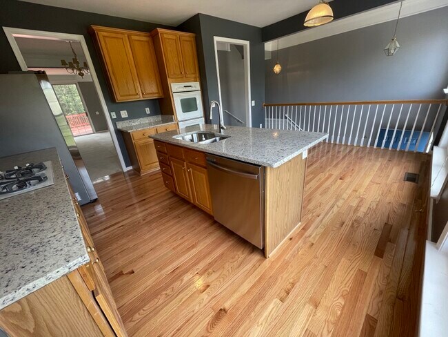 Building Photo - 22710 Lamoreaux Landing Square