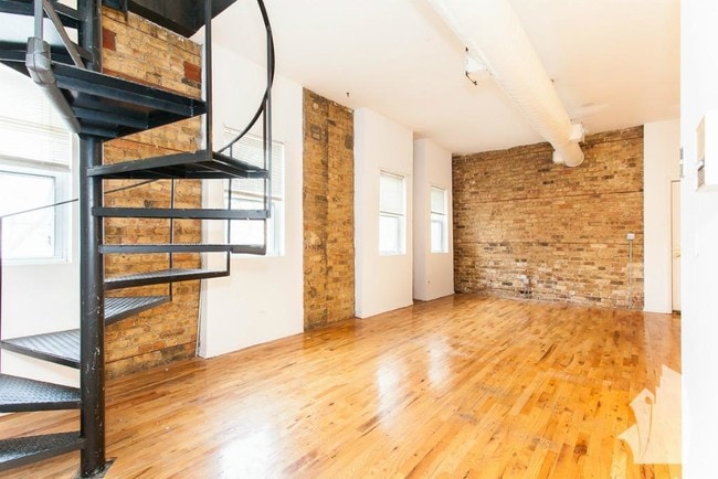 Foto del edificio - 2057 W Dickens Ave