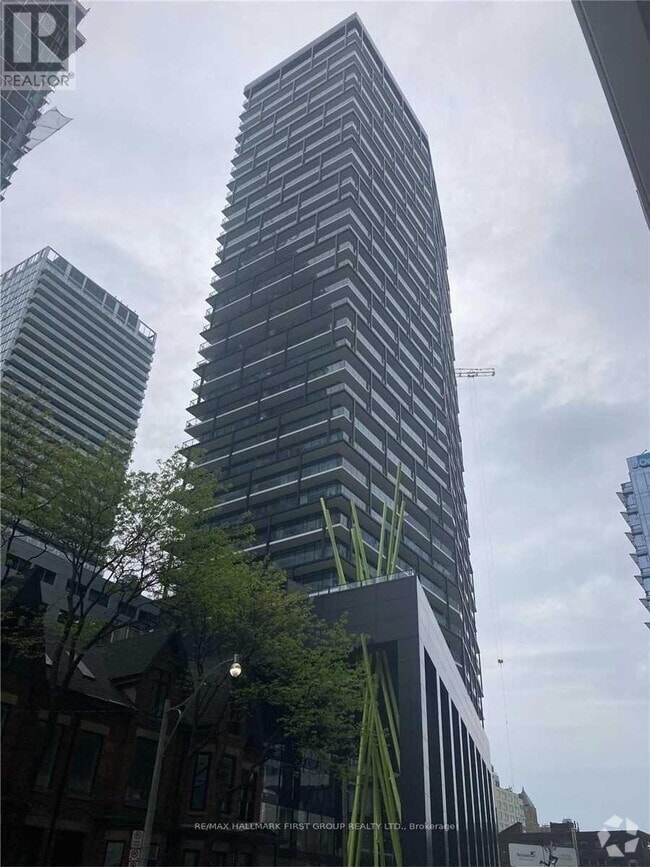 Building Photo - 125-125 Peter St