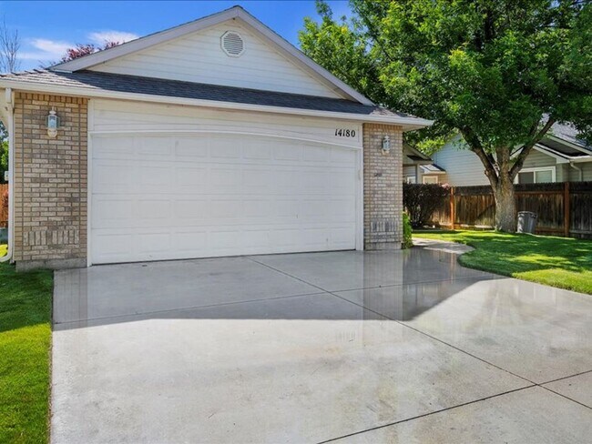Foto del edificio - June Rent Free!!  Move Today!  Four Bedroom, Three Bath Home with Beautiful Backyard, Two Car Gar...