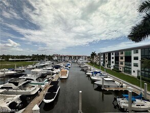 Building Photo - 801 River Point Dr