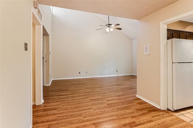 Building Photo - 16301 Ledgemont Ln