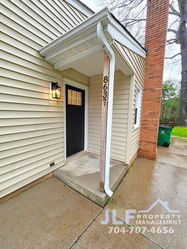 Building Photo - Freshly Updated 2/2 Duplex with Modern Fix...