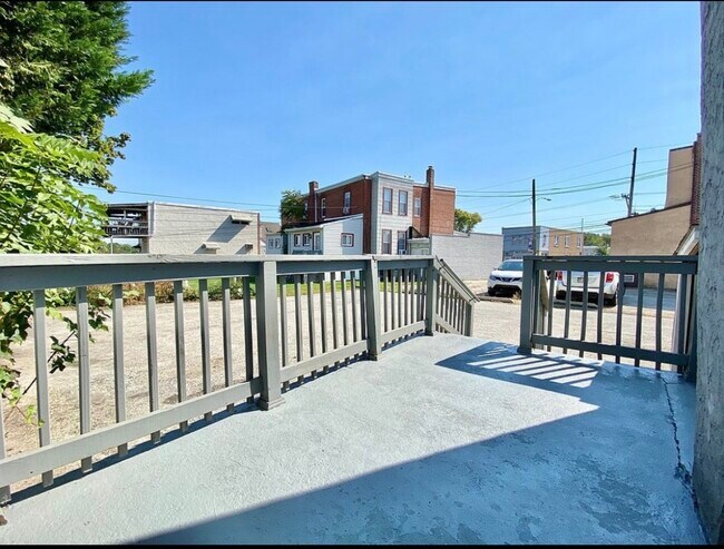 Foto del edificio - 304 Holmes Rd