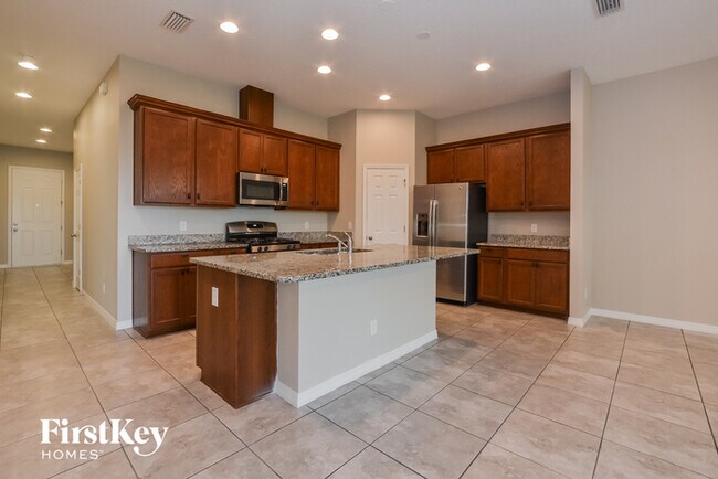 Building Photo - 824 Grand Hilltop Dr