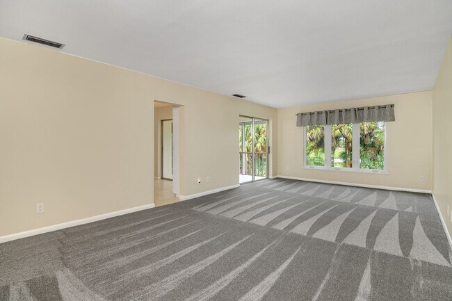 Foto del edificio - Beautiful 2BR/2BA Naples Condo with 1 Car ...