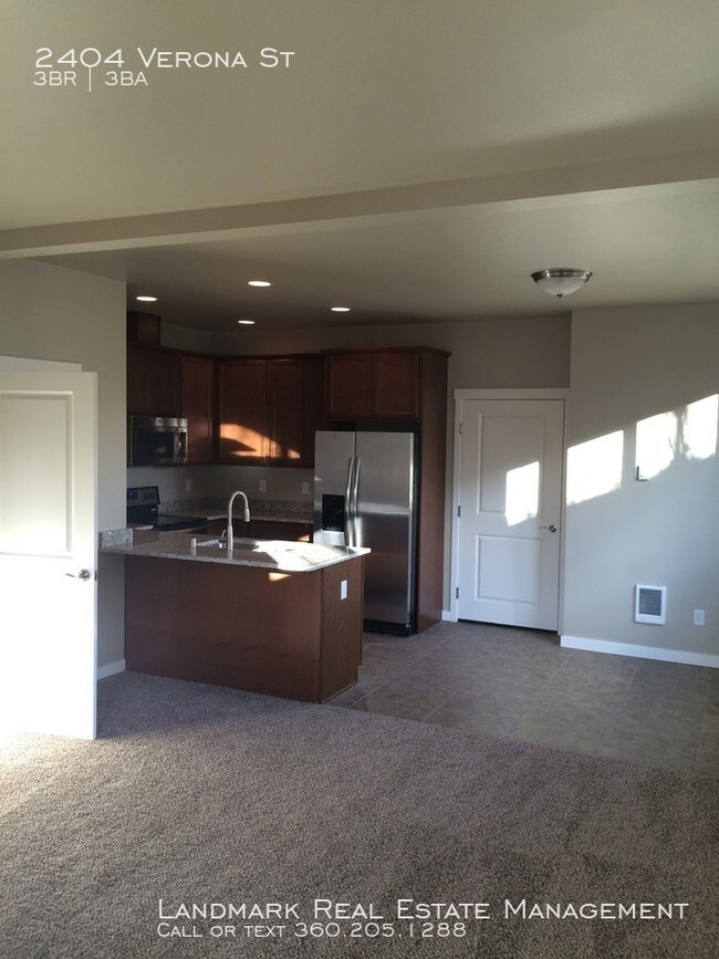 Building Photo - 3 Bedroom, 2.5 Bath Duplex!