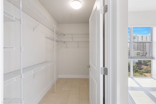Building Photo - 2 br, 2 bath Condo - 404 NE 27th St