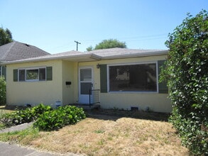 Building Photo - 1456 SE Pine St