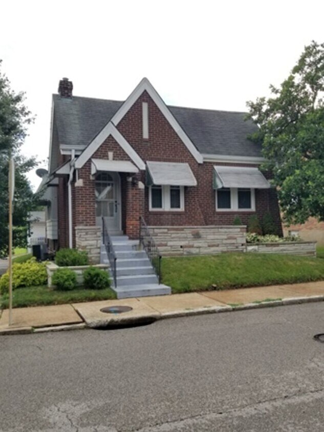 5200 Sunshine Dr, St. Louis, MO 63109 House Rental in St. Louis, MO