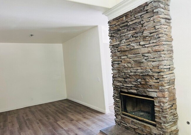 Foto del edificio - COMPLETELY REMODELED 3 Beds+2.5 Baths 2-st...