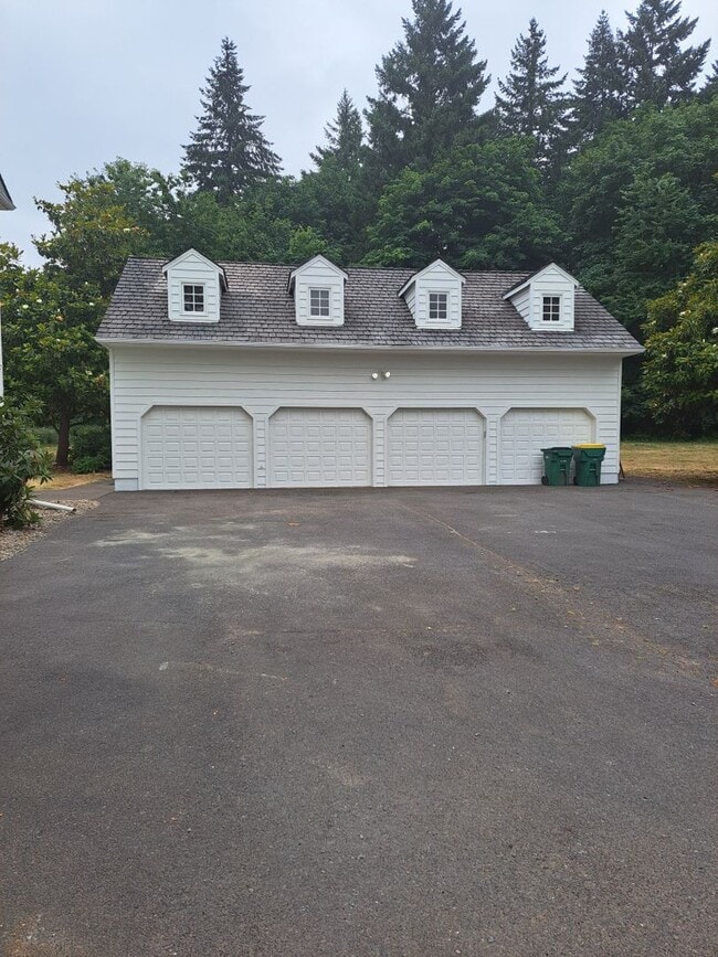 Building Photo - Large Secluded Estate Home w/ 1 bdrm apart...
