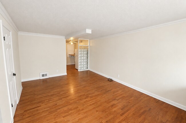 Photo - 2717-2723 Sheridan Blvd Apartment