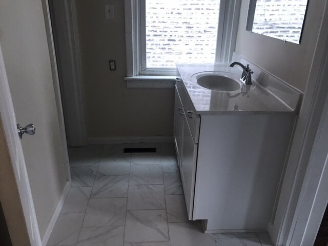 Foto del edificio - -- APPLICATION PENDING -- 5 BR / 4.5 BA Nice house near VCU! Available June 12th!
