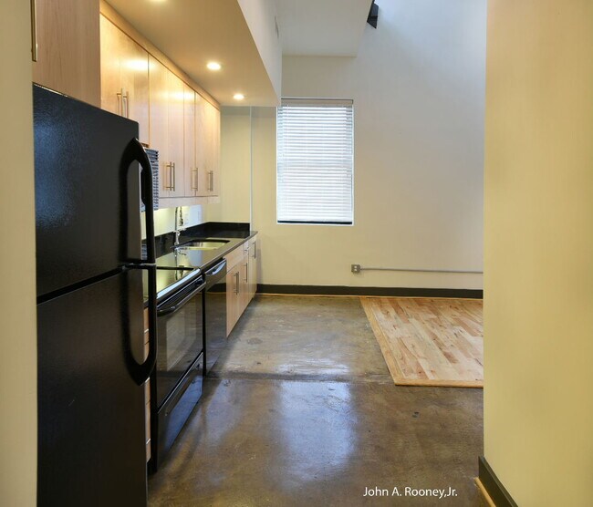 Building Photo - 132 N Sycamore St