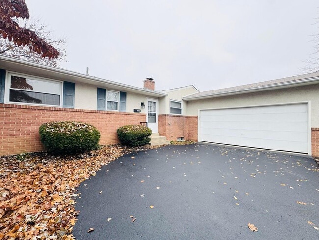 Building Photo - 1016 Lambeth Dr