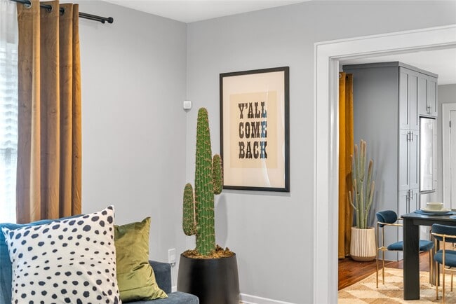 Building Photo - 725 Peddie St