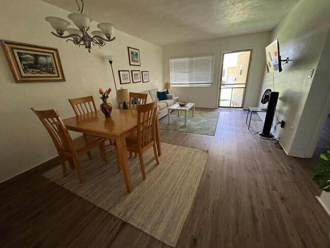 Área de comedor - 6700 1st Ave S