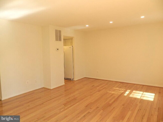 Building Photo - 10026 Maple Leaf Dr