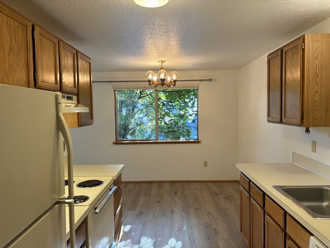 Kitchen/Dining - 41 SE 60th Ave