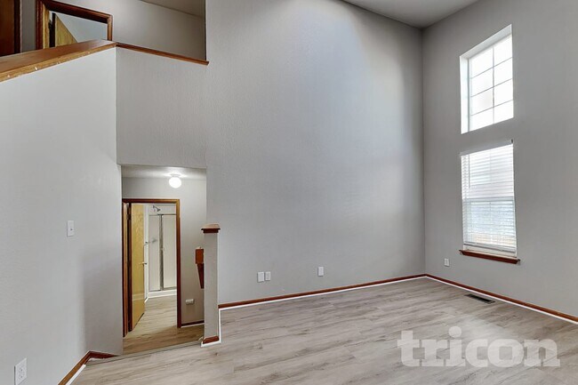 Foto del edificio - 446 W 116th Pl