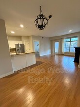 Building Photo - 2551-2551 Shoreline Dr