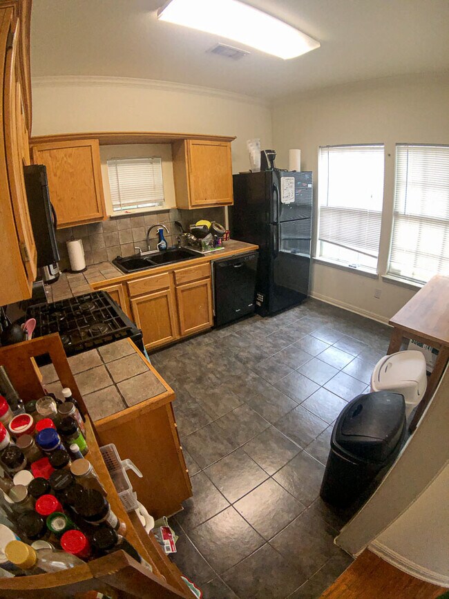 Foto del edificio - 1100 W 22nd St