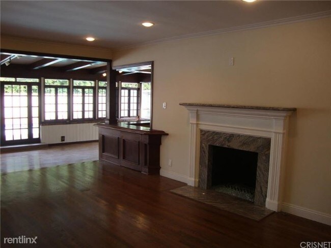 Building Photo - 4 br, 3.5 bath House - 4900 HAYVENHURST AVE.