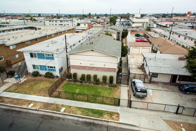 Foto del edificio - 14900-14902 Chadron Ave