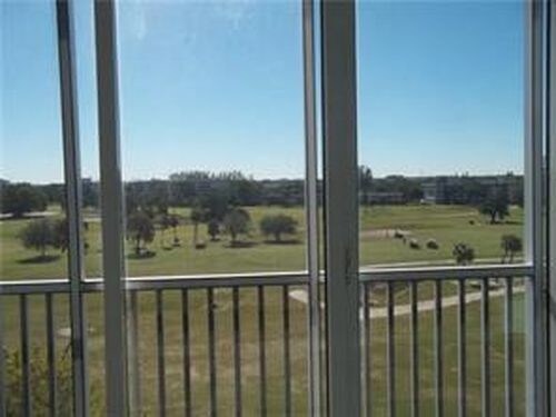 Building Photo - 2950 N Palm Aire Dr