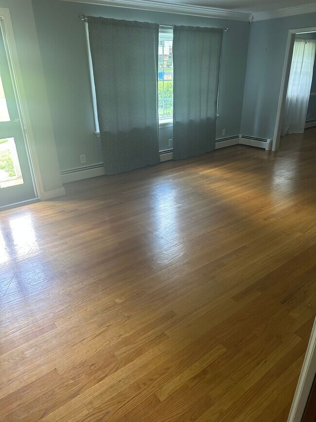 Building Photo - 3 Bed/3 Bath
