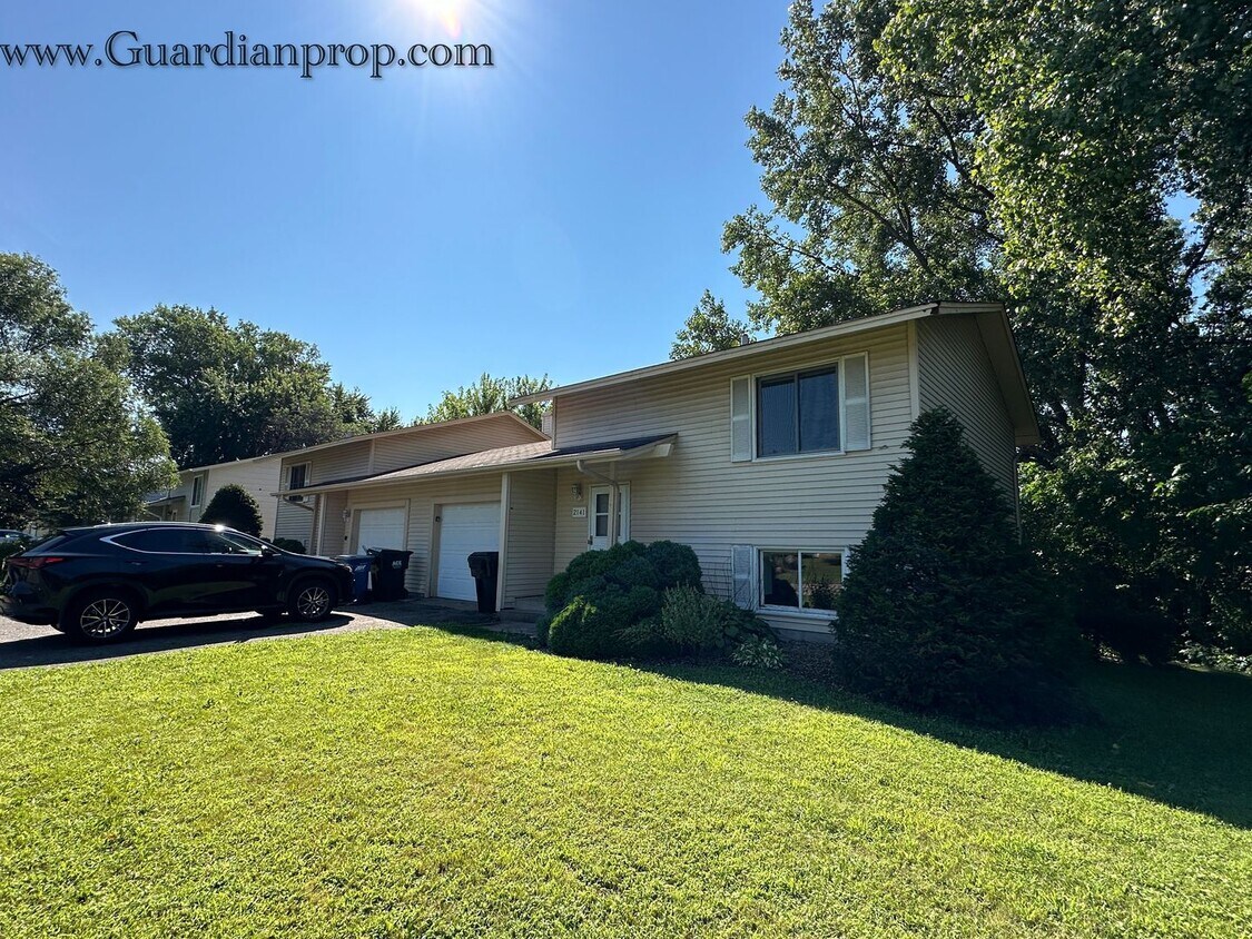 Primary Photo - 2139-2141 County Rd E West