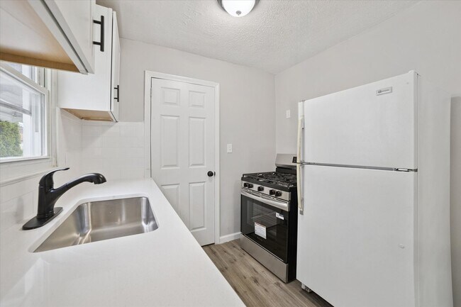Building Photo - 15705 Fernway Dr