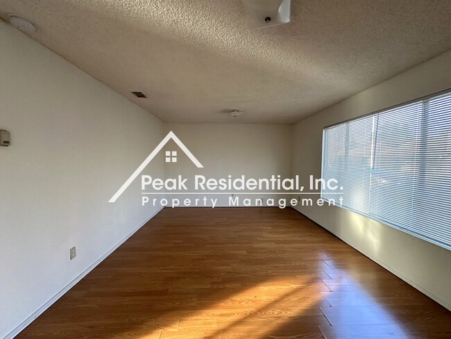 Building Photo - Cute 3 bd/1 ba Sacramento House