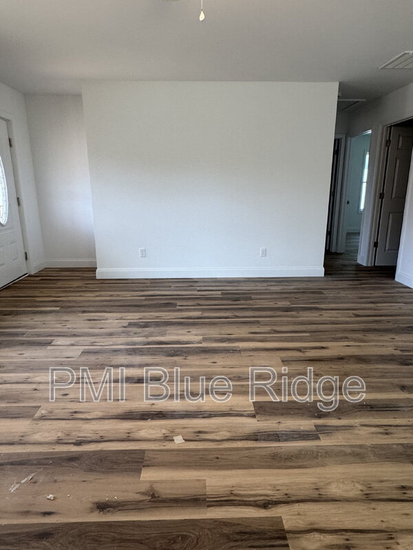 Foto del edificio - 217 Quinn Hill Ln