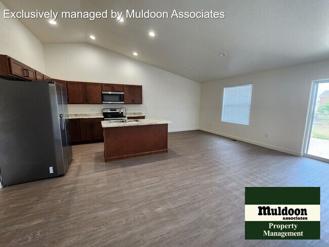 Building Photo - 3 bed 2 bath duplex unit available now!