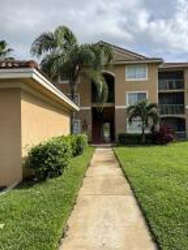 Foto del edificio - 2/2 Condo with Lake Views in Portofino at ...