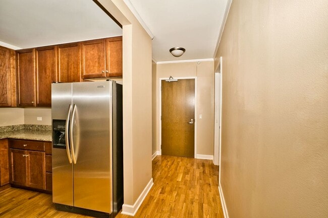 Building Photo - 450 E Waterside Dr