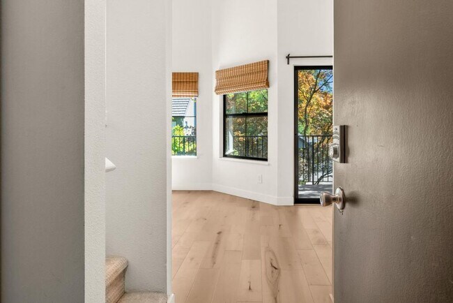 Foto del edificio - Stylish Lake Oswego Condo with Loft — Walk...