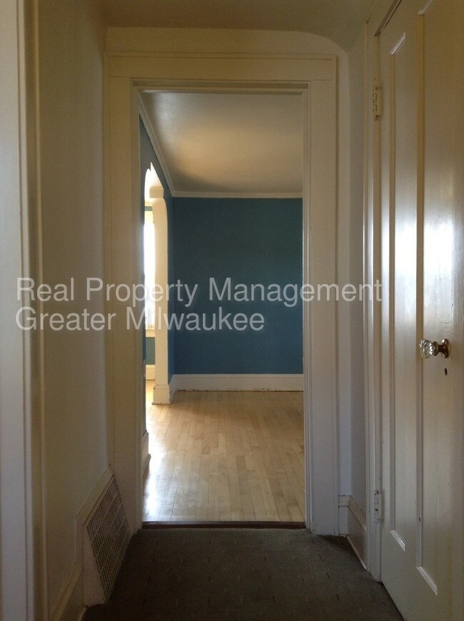 Building Photo - One Bedroom Upper Wauwatosa Duplex!
