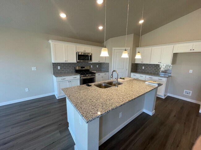 Foto del edificio - 4 bedroom 2 bath large loft area upstairs / All bedrooms downstairs