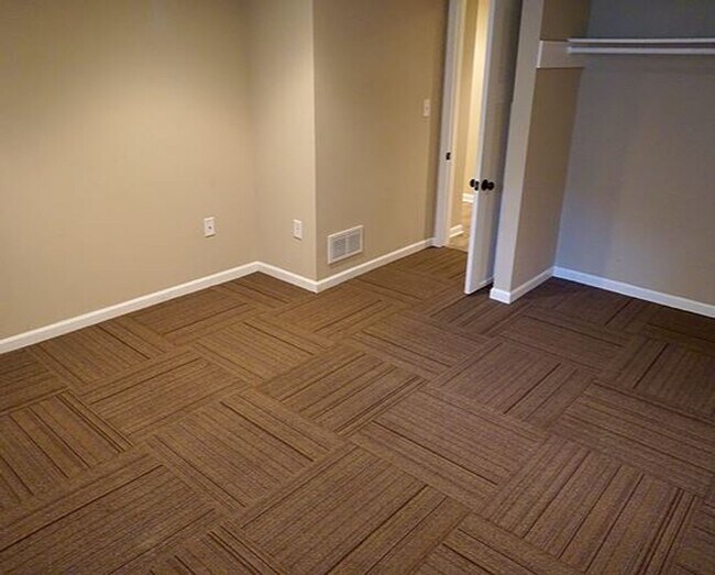 Building Photo - Affordable five bedroom house close to U o...
