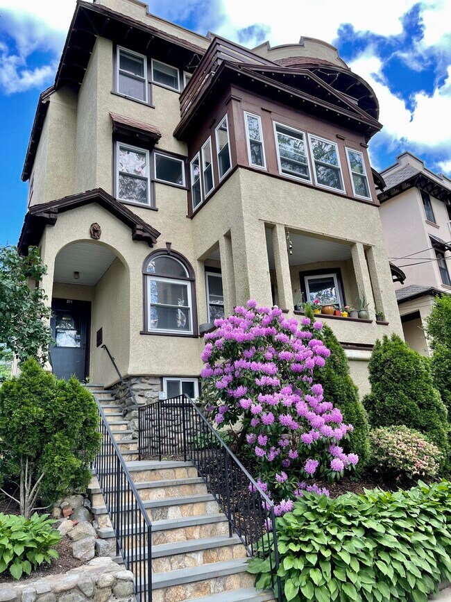 Building Photo - 201 Rawson Rd