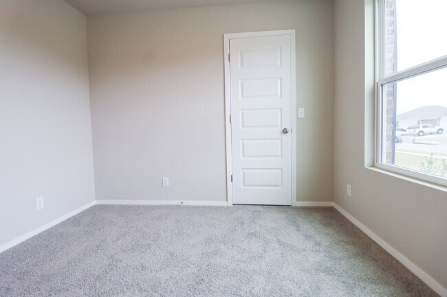 Foto del edificio - New Construction with Pond View! 4 Bed 2 B...