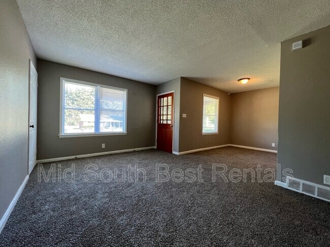Building Photo - 1425 Rolling Hills Dr