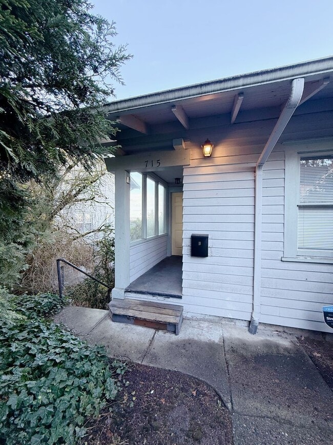 Building Photo - 2 & 4 Bedroom Apartments with Classic Charm & Bay View