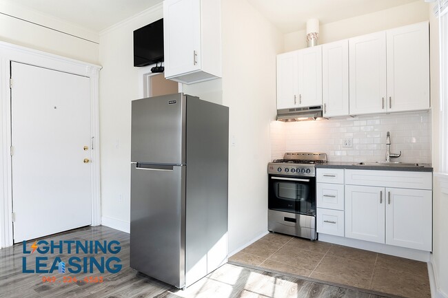 Building Photo - 1732 1/2 N Wilton Pl-5D