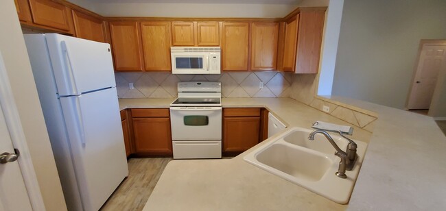 Kitchen with all appliances & pantry - 5819 Alexandria Dr