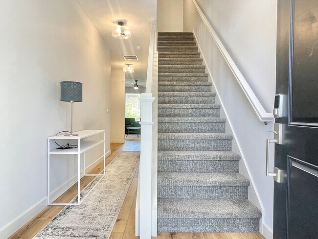 Building Photo - Beautiful Townhome at Pages Hollow!