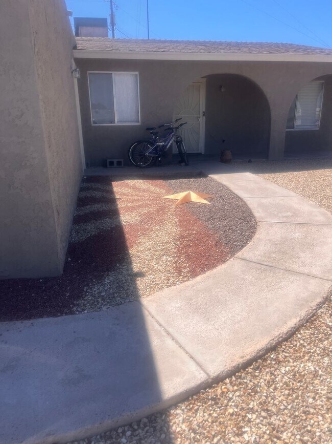 Foto del edificio - PRICE DROP! Move in special! 1/2 off first...